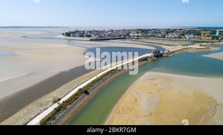 France, somme, le Crotoy, touristes cyclistes dans la Baie de somme le long de la route maritime du vélo (vue aérienne) Banque D'Images