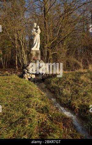 France, Meuse, Pagny sur Meuse, chapelle notre Dame de Massey datant du XIIIe siècle et connue pour avoir reçu la visite de Jeanne d'Arc qui est venue prier là en février 1429, statue de la Vierge et enfant en fonte datant de 1935 Banque D'Images