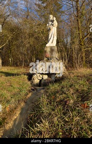 France, Meuse, Pagny sur Meuse, chapelle notre Dame de Massey datant du XIIIe siècle et connue pour avoir reçu la visite de Jeanne d'Arc qui est venue prier là en février 1429, statue de la Vierge et enfant en fonte datant de 1935 Banque D'Images