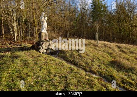 France, Meuse, Pagny sur Meuse, chapelle notre Dame de Massey datant du XIIIe siècle et connue pour avoir reçu la visite de Jeanne d'Arc qui est venue prier là en février 1429, statue de la Vierge et enfant en fonte datant de 1935 Banque D'Images