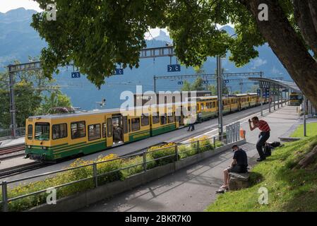 Suisse, Oberland bernois, Interlaken, train Jungfrau, chemin de fer à crémaillère Wengen à la gare, patrimoine mondial de l'UNESCO Banque D'Images