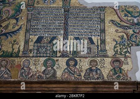 Palestine, Bethléem, mosaïques d'or d'origine couvraient autrefois les murs de la nef de l'Église de la Nativité à Bethléem, en Cisjordanie occupée. La basilique originale a été construite en 339 après J.-C. sur la grotte de Nativité, lieu de naissance traditionnel de Jésus. C'est le plus ancien lieu de culte en permanence utilisé dans le christianisme. Il a été détruit par un incendie d'environ 529 A.D. mais a été reconstruit avant 565 A.D. UN site du patrimoine mondial de l'UNESCO. Banque D'Images