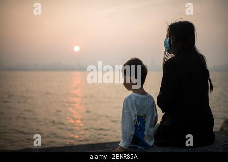 Wuhan, province chinoise de Hubei. 5 mai 2020. Les gens regardent le coucher du soleil sur le lac Donghu à Wuhan, dans la province de Hubei, au centre de la Chine, le 5 mai 2020. Crédit: Xiao Yijiu/Xinhua/Alamy Live News Banque D'Images