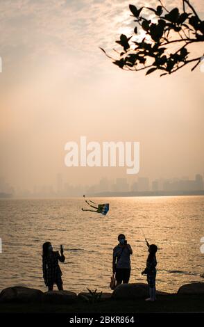 Wuhan, province chinoise de Hubei. 5 mai 2020. Les gens regardent le coucher du soleil sur le lac Donghu à Wuhan, dans la province de Hubei, au centre de la Chine, le 5 mai 2020. Crédit: Xiao Yijiu/Xinhua/Alamy Live News Banque D'Images