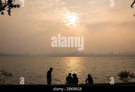 Wuhan, province chinoise de Hubei. 5 mai 2020. Les gens regardent le coucher du soleil sur le lac Donghu à Wuhan, dans la province de Hubei, au centre de la Chine, le 5 mai 2020. Crédit: Xiao Yijiu/Xinhua/Alamy Live News Banque D'Images