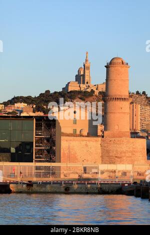 France, Bouches du Rhône, Marseille, Grand Port Maritime, zone Euromediterranée, quartier la Joliette, Esplanade J4, Monument Historique du fort Saint Jean et basilique notre Dame de la Garde en arrière-plan Banque D'Images