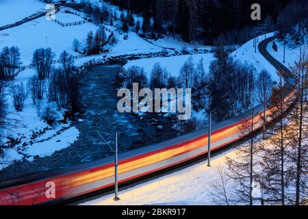 Suisse, canton du Valais, Blitzingen le train le long du Rhône Banque D'Images