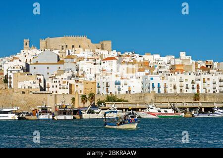 Espagne, Communauté de Valence, Costa del Azahar (Costa Azahr), Peniscola, Port et vieille ville avec château Banque D'Images