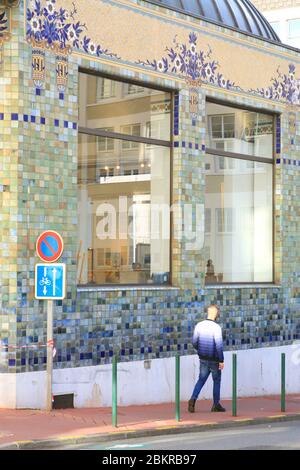 France, haute Vienne, Limoges, Pavillon du Verdurier, ancien pavillon réfrigéré construit en 1919 par l'architecte Roger Gonthier, mosaïques de la maison Gentil & Bourdet Banque D'Images