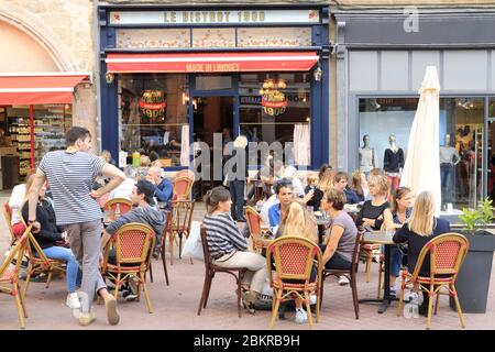 France, haute Vienne, Limoges, place des Bancs, terrasse du bar restaurant le Bistrot 1900 Banque D'Images