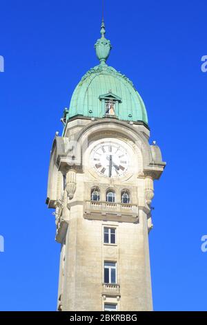 France, haute Vienne, Limoges, gare de Limoges bénédictins inauguré en 1929 et chef-d'œuvre éclectique d'architecture régionaliste avec un mélange d'Art nouveau tardif, Art Déco et néoclassicisme, le campanile Banque D'Images