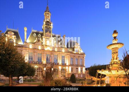 France, haute Vienne, Limoges, place Leon Betoulle, Hôtel de ville conçu dans un style néo-renaissance par Charles Alfred Leclerc et inauguré en 1883 avec la fontaine (1893) par Charles Genuys Banque D'Images