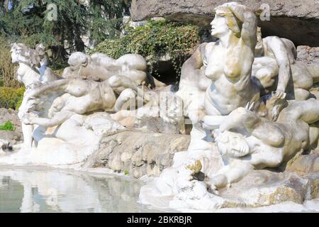 France, Loiret, Orléans, Parc Louis Pasteur, jardin public français fondé en 1927 et situé dans le périmètre de la vallée de la Loire, classé au patrimoine mondial de l'UNESCO, fontaine de Felix Charpentier (1926) Banque D'Images