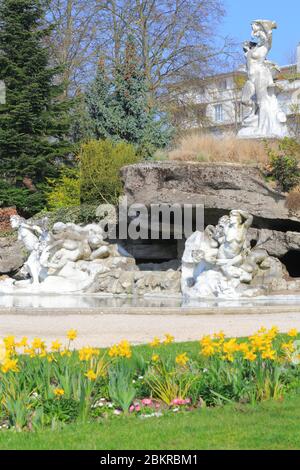 France, Loiret, Orléans, Parc Louis Pasteur, jardin public français fondé en 1927 et situé dans le périmètre de la vallée de la Loire, classé au patrimoine mondial de l'UNESCO, fontaine de Felix Charpentier (1926) Banque D'Images