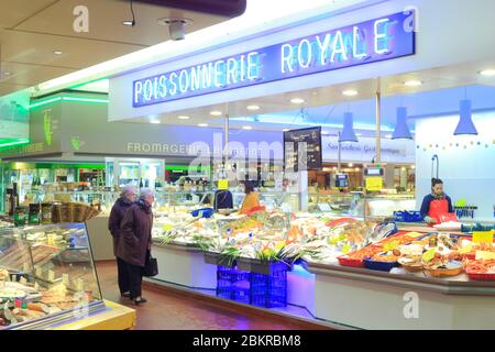 France, Loiret, Orléans, les Halles Chatelet, marché avec poissonniers, fromages laitiers... Banque D'Images