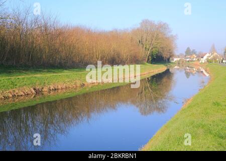 France, Loiret, Checy, commune située dans le périmètre de la vallée de la Loire classée au patrimoine mondial par l'UNESCO, Canal d'Orléans Banque D'Images