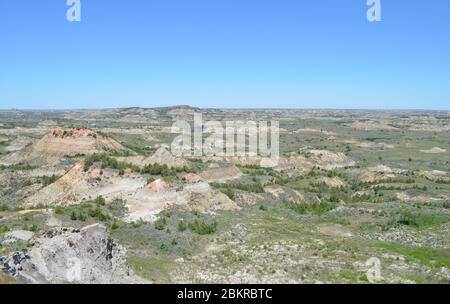 Fin du printemps dans les Badlands du Dakota du Nord : vue du nord à travers le canyon peint jusqu'à Buck Hill dans l'unité sud du parc national Theodore Roosevelt Banque D'Images