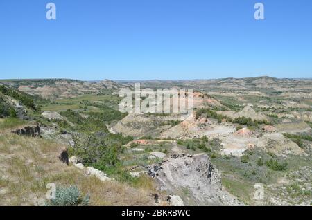 Printemps dans les Badlands du Dakota du Nord : vue vers le nord depuis le plateau du canyon peint jusqu'à Buck Hill au loin dans le parc national Theodore Roosevelt Banque D'Images