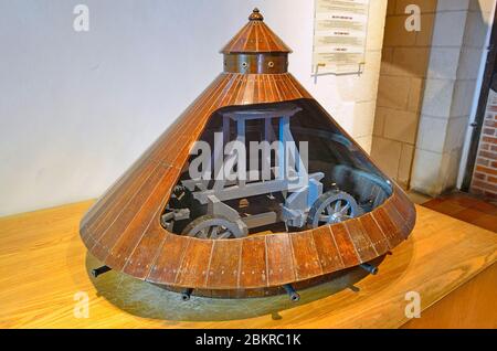 France, Indre et Loire, Vallée de la Loire classée au patrimoine mondial de l'UNESCO, Amboise, le château du Clos Luce, parc Léonard de Vinci (dernière maison de Léonard de Vinci), salle des maquettes, réservoir Banque D'Images