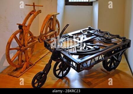 France, Indre et Loire, Vallée de la Loire classée au patrimoine mondial de l'UNESCO, Amboise, le château du Clos Luce, le parc Léonard de Vinci (dernière maison de Léonard de Vinci), salle des maquettes, la première voiture Banque D'Images