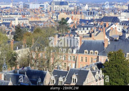 France, Loiret, Orléans, vue depuis le sommet de la cathédrale sur le jardin de l'Hôtel Groslot et en arrière-plan l'église Saint Paterne Banque D'Images