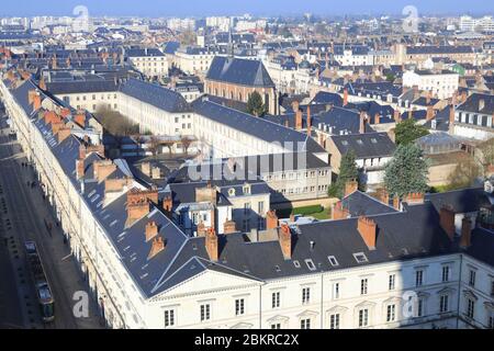 France, Loiret, Orléans, vue depuis le sommet de la cathédrale Sainte Croix, rue Jeanne d'Arc et église Saint Pierre du Martroi Banque D'Images