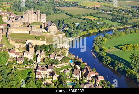 France, Dordogne, Beynac et Cazenac, les plus beaux villages de France le château médiéval au-dessus de la vallée de la Dordogne (vue aérienne) Banque D'Images
