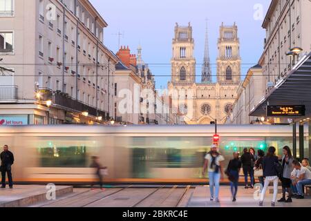 France, Loiret, Orléans, cathédrale Sainte Croix et rue Jeanne d'Arc vue de la place du général de Gaulle Banque D'Images