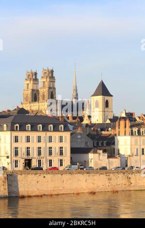 France, Loiret, Orléans, quai du Châtelet sur les rives de la Loire avec la cathédrale Sainte Croix en arrière-plan Banque D'Images