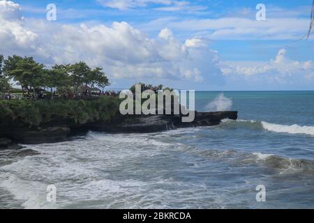 Plage de Batu Bolong qui a un site touristique, près du temple de Tanah Lot sur le sommet de la colline. Petite baie et plage de sable adjacente à Pura B. Banque D'Images