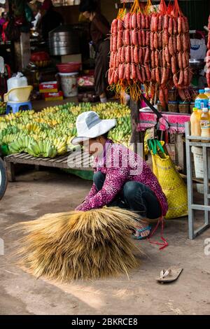 Cambodge, Siem Reap, brossette vendeur sur le marché Banque D'Images