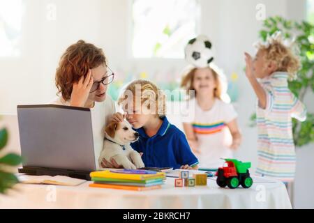 Mère travaillant de la maison avec des enfants. Maison et bureau. Quarantaine, école fermée, éclosion de coronavirus. Isolement et détresse sociale Banque D'Images
