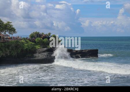 Plage de Batu Bolong qui a un site touristique, près du temple de Tanah Lot sur le sommet de la colline. Petite baie et plage de sable adjacente à Pura B. Banque D'Images