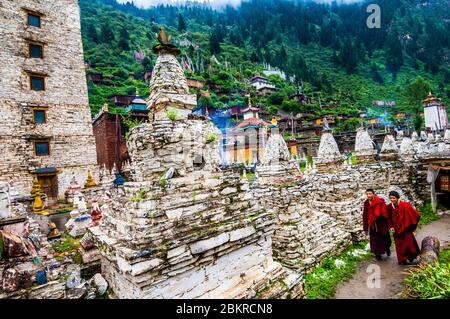 Chine, Tibet oriental, ou Kham, gorges de Gyarong, monastère de Milarepa et tours par Sirin Kar, ou Zengke en chinois, inspiré par la forêt de Pagode de Luoyang de Henan, haut lieu de Shaolin Banque D'Images