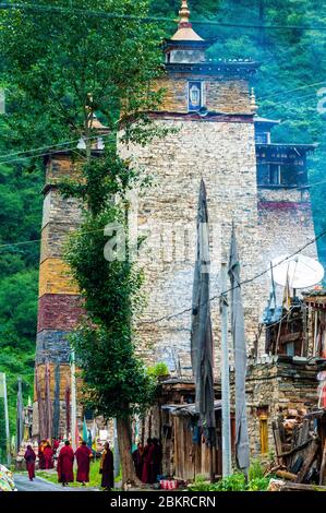 Chine, Tibet oriental, ou Kham, gorges de Gyarong, monastère de Milarepa et tours par Sirin Kar, ou Zengke en chinois, inspiré par la forêt de Pagode de Luoyang de Henan, haut lieu de Shaolin Banque D'Images