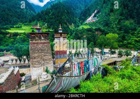 Chine, Tibet oriental, ou Kham, gorges de Gyarong, monastère de Milarepa et tours par Sirin Kar, ou Zengke en chinois, inspiré par la forêt de Pagode de Luoyang de Henan, haut lieu de Shaolin Banque D'Images