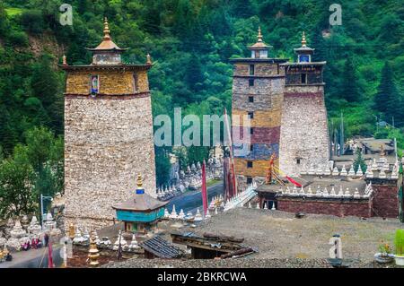 Chine, Tibet oriental, ou Kham, gorges de Gyarong, monastère de Milarepa et tours par Sirin Kar, ou Zengke en chinois, inspiré par la forêt de Pagode de Luoyang de Henan, haut lieu de Shaolin Banque D'Images