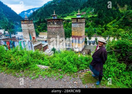 Chine, Tibet oriental, ou Kham, gorges de Gyarong, monastère de Milarepa et tours par Sirin Kar, ou Zengke en chinois, inspiré par la forêt de Pagode de Luoyang de Henan, haut lieu de Shaolin Banque D'Images