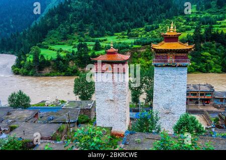 Chine, Tibet oriental, ou Kham, gorges de Gyarong, monastère de Milarepa et tours par Sirin Kar, ou Zengke en chinois, inspiré par la forêt de Pagode de Luoyang de Henan, haut lieu de Shaolin Banque D'Images