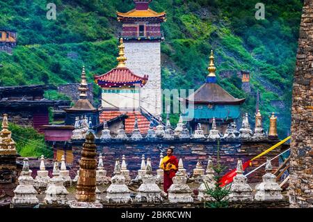 Chine, Tibet oriental, ou Kham, gorges de Gyarong, monastère de Milarepa et tours par Sirin Kar, ou Zengke en chinois, inspiré par la forêt de Pagode de Luoyang de Henan, haut lieu de Shaolin Banque D'Images