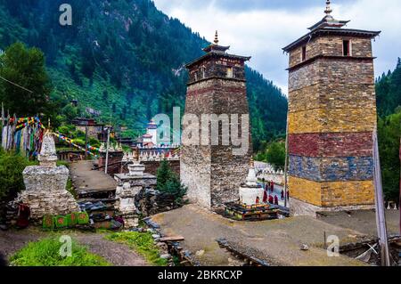 Chine, Tibet oriental, ou Kham, gorges de Gyarong, monastère de Milarepa et tours par Sirin Kar, ou Zengke en chinois, inspiré par la forêt de Pagode de Luoyang de Henan, haut lieu de Shaolin Banque D'Images