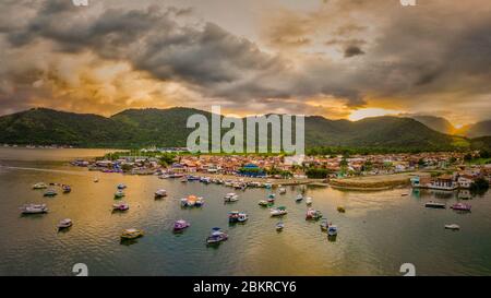 Église de Santa Rita de Cassia' dans Paraty, Rio de Janeiro, au crépuscule. Aerea Banque D'Images