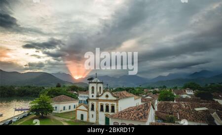 Église de Santa Rita de Cassia' dans Paraty, Rio de Janeiro, au crépuscule. Aerea Banque D'Images