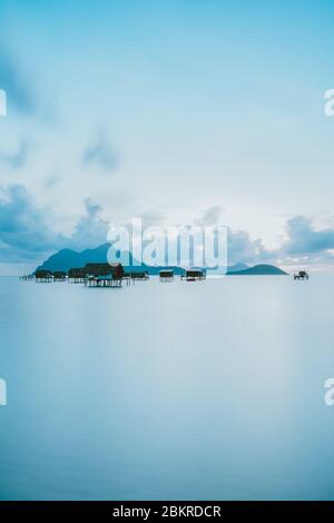 Semporna, Sabah, Malaisie - 26 avril 2020 - Maison des gitans de mer près de la Semporna, Sabah, Malaisie - 26 avril 2020 - Maisons des gitans de mer à l'île de Maïga Banque D'Images