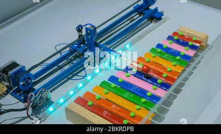 Robot playing sur xylophone coloré à l'exposition de la technologie. Avenir concept robotique et Banque D'Images