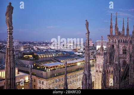 L'Italie, Lombardie, Milan, Piazza del Duomo, la cathédrale de la Nativité de la Sainte Vierge (Duomo), construit entre le 14ème siècle et le 19ème siècle est la troisième plus grande église du monde, de flèches et des statues de la cathédrale vue depuis la terrasse sur le toit de la cathédrale Banque D'Images