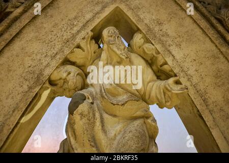 L'Italie, Lombardie, Milan, Piazza del Duomo, la cathédrale de la Nativité de la Sainte Vierge (Duomo), construit entre le 14ème siècle et le 19ème siècle est la troisième plus grande église du monde, de flèches et des statues de la cathédrale vue depuis la terrasse sur le toit de la cathédrale Banque D'Images
