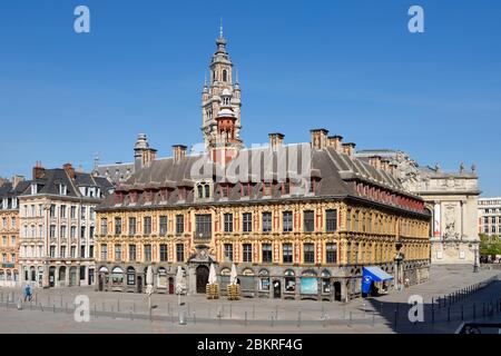 France, Nord, Lille, Covid-19 ou verrouillage du coronavirus, place du général de Gaulle ou de la Grand-place presque vide avec le beffroi de la Chambre de Commerce et d'Industrie et l'ancienne bourse en arrière-plan Banque D'Images