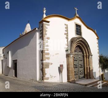 Église Saint Peters (Igreja de Sao Pedro) façade sous un ciel bleu profond à Elvas. Alentejo, Portugal. Banque D'Images