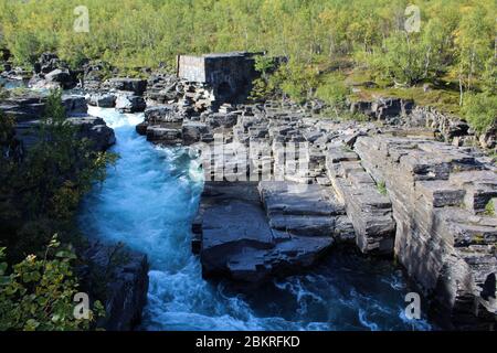 Aperçu de la rivière Kungsleden dans la toundra arctique. Parc national Abisko, nord de la Suède Banque D'Images